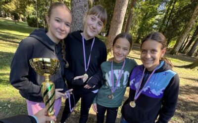Veliki uspjeh naših trkačica: Osvojeno ekipno zlato i tri pojedinačne medalje na Županijskom natjecanju u krosu!